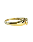 Bague solitaire en or jaune 18 carats sertie d’un diamant en serti clos d’environ 0,07 carat, bijou raffiné symbole d’amour éternel et d’engagement.