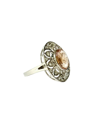 Bague marguerite en or avec saphir rose naturel, style Art déco, bijou élégant de Maison Labrune, vue rapprochée.