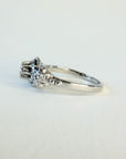 Bague en or blanc avec diamant, style vintage des années 1950, par Maison Labrune, vue de face sur fond neutre.