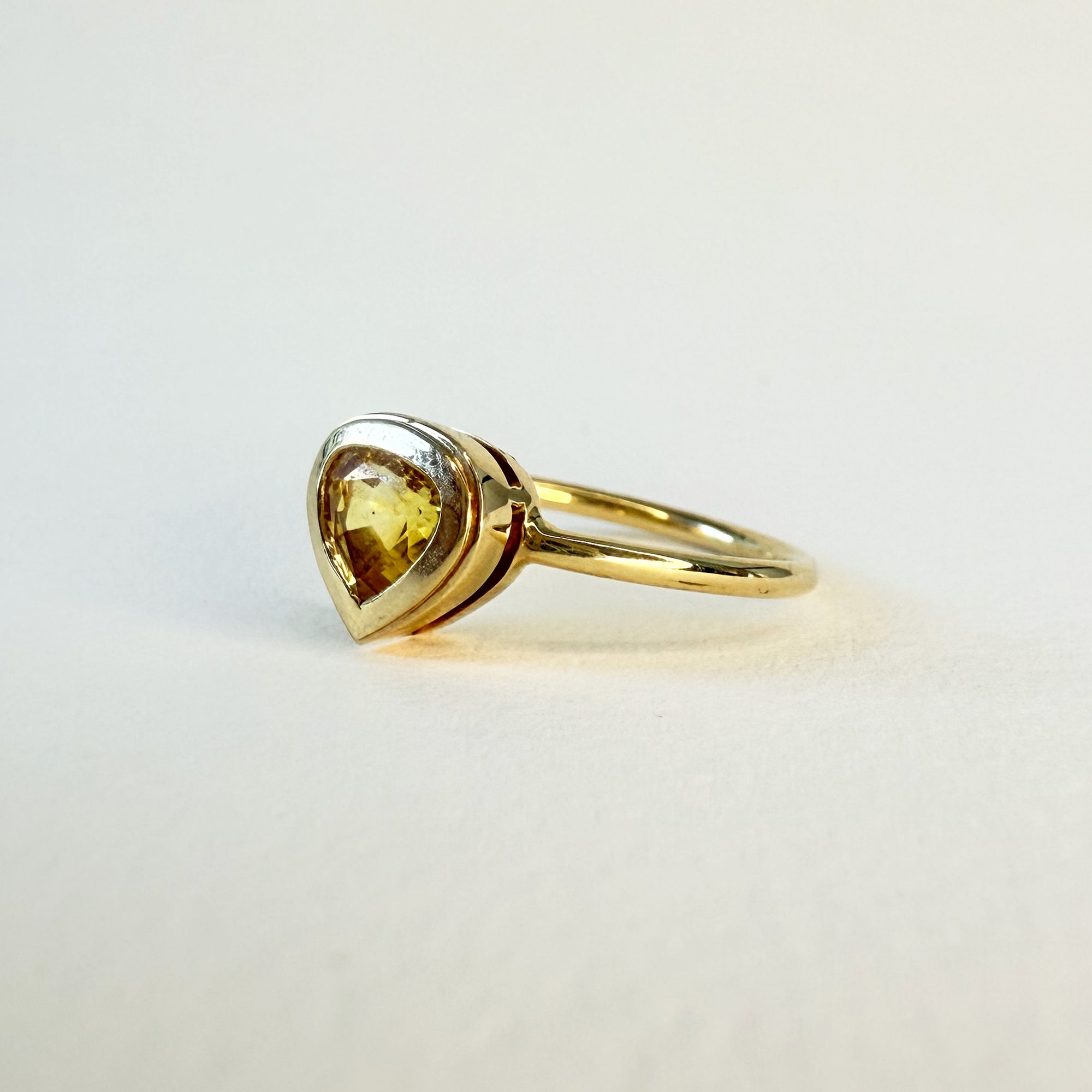 Bague n°48|Or et saphir jaune