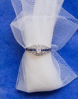 Bague Art Déco ancienne en or blanc 18 carats, ornée d’un diamant central, de diamants taille rose et de saphirs bleus calibrés, années 1920-1930.