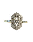 Bague Art Déco en or jaune 18 carats avec tête hexagonale en platine ciselé diamanté, bijou ancien raffiné aux lignes géométriques typiques des années 1930.