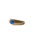 Détail du saphir cabochon bleu translucide serti sur une bague en or jaune 18 carats