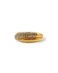 Détail d’une bague en or jaune et or blanc 18 carats, avec deux joncs entrecroisés et un décor de diamants.