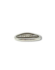 Vue de dos de la bague double jonc et de ses cinq diamants en serti rail ouvert