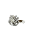 Bague ancienne en or blanc 18 carats et diamants, vue de profil montrant le volume du sertissage