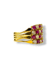 Détail d’une bague de harem en or jaune 750 millièmes, ornée de rubis rouges et de diamants alternés sur quatre anneaux mobiles.