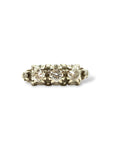 Bague jarretière ancienne en or blanc 18 carats, ornée de trois diamants taille brillant alignés et de deux petits diamants taille 8/8 aux épaulements.