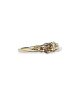 Monture d’une bague jarretière en or blanc 18 carats, avec une ligne de diamants et deux petits diamants supplémentaires sur les épaulements.