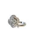Bague en or blanc 18 carats ornée d’un motif de trèfle à quatre feuilles serti de diamants, le centre composé de quatre diamants taille princesse dans un entourage polylobé étincelant.