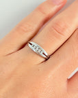 Bague en or blanc et cinq diamants