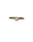 Bague solitaire en or jaune 18 carats ornée d'un diamant de 0,2 carats, vue de face.