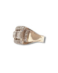 Profil de la bague moderniste en or blanc montrant sa monture ajourée