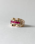 Vue de profil d’une bague Tank en or jaune 18 carats, volumes structurés et rang de rubis naturels, années 1940