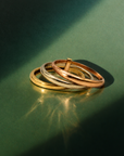 Vue de dessus d’une bague à trois anneaux entrelacés en trois ors 18 carats