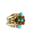 Vue de détail de la bague de harem en or et turquoises, rubis, émeraudes