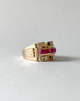 Vue de profil d’une bague Tank en or jaune 18 carats, volumes structurés et rang de rubis naturels, années 1940