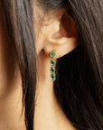 Boucles d’oreilles pendantes en or jaune 18 carats et émeraudes naturelles, longueur d’environ 27 mm, pour une allure élégante et colorée.
