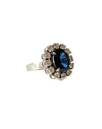Vue de profil de la bague marguerite en or blanc 18 carats avec monture ajourée.