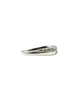 Profil de la bague double jonc en or blanc 18 carats montrant sa monture ajourée