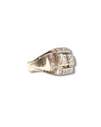 Profil de la bague moderniste en or blanc montrant sa monture ajourée
