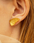 Puces d’oreilles en or jaune 18 carats en forme de feuilles, style XXe siècle, par Maison Labrune