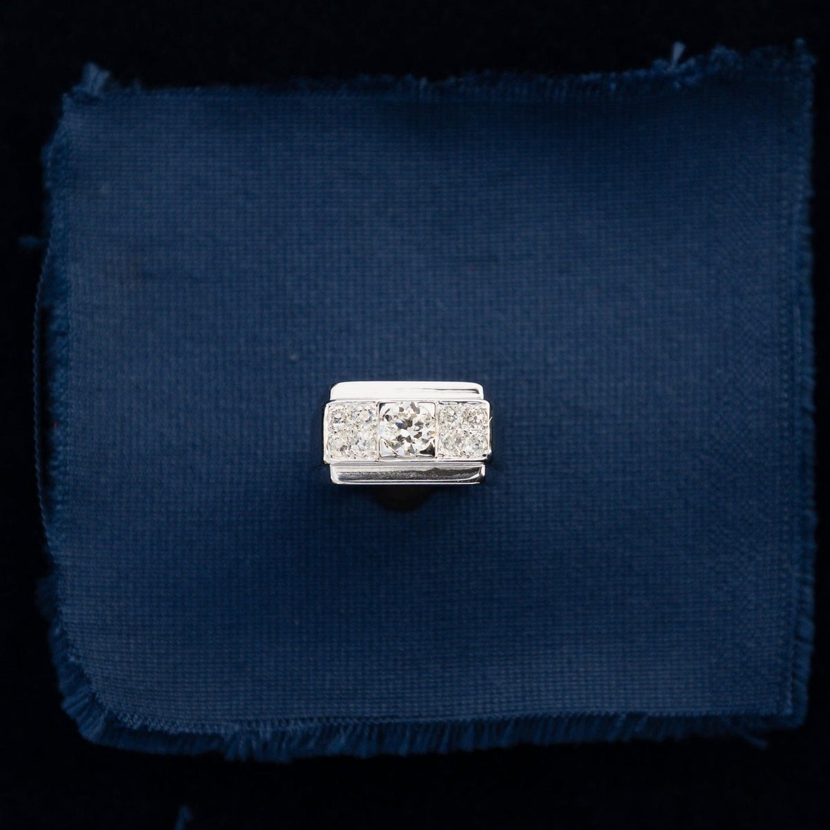 Bague Tank Art Déco en or gris 18 carats avec diamant central et entourage de 8 diamants taille brillant, bague de fiançailles vintage années 1950.