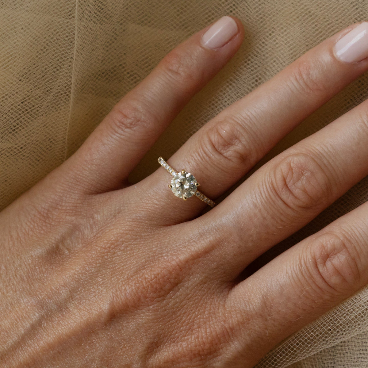 Bague de fiançailles en or jaune ornée d'un important diamant de 1.5 carats sur une monture en or et diamants
