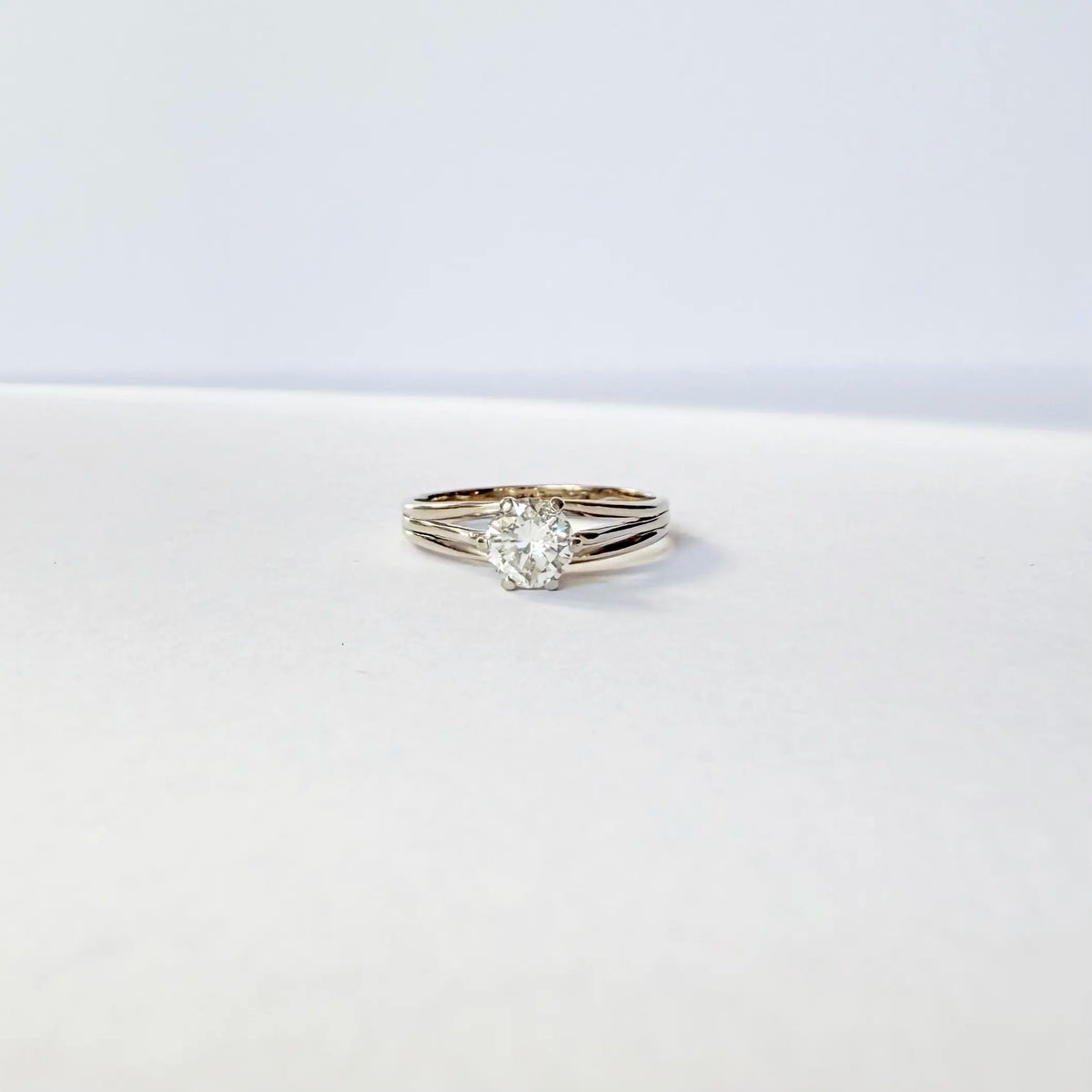 Bague solitaire en diamant de 0,5 carat, style années 1950, Maison Labrune avec diamant brillant et monture en or.