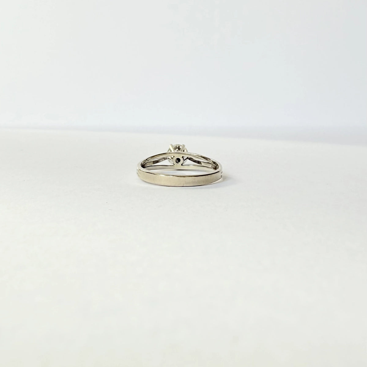 Bague solitaire en diamant 0,5 carat de style Années 1950 par Maison Labrune, ornée d’un diamant brillant sur une monture élégante.