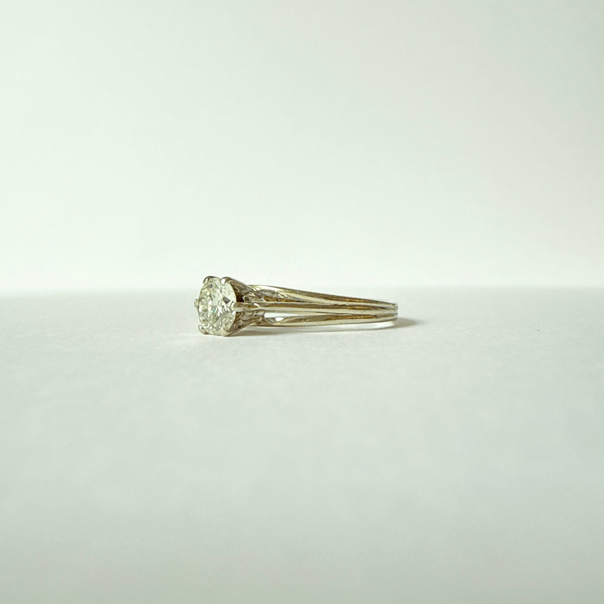 Solitaire en or gris et diamant 0,5 carats｜Années 1950
