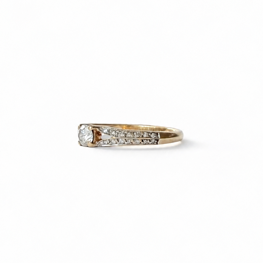 Bague solitaire diamant 0,2 carat et pavage en or, style années 1980, Maison Labrune, visible sur l'image.