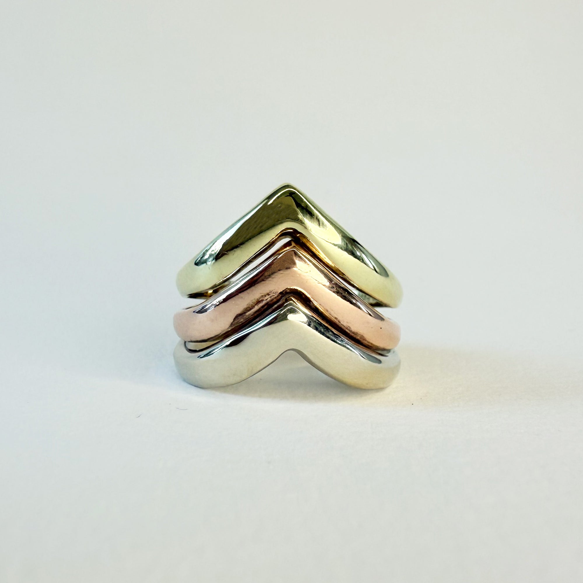 Bague jonc trois or de forme chevrons des années 80