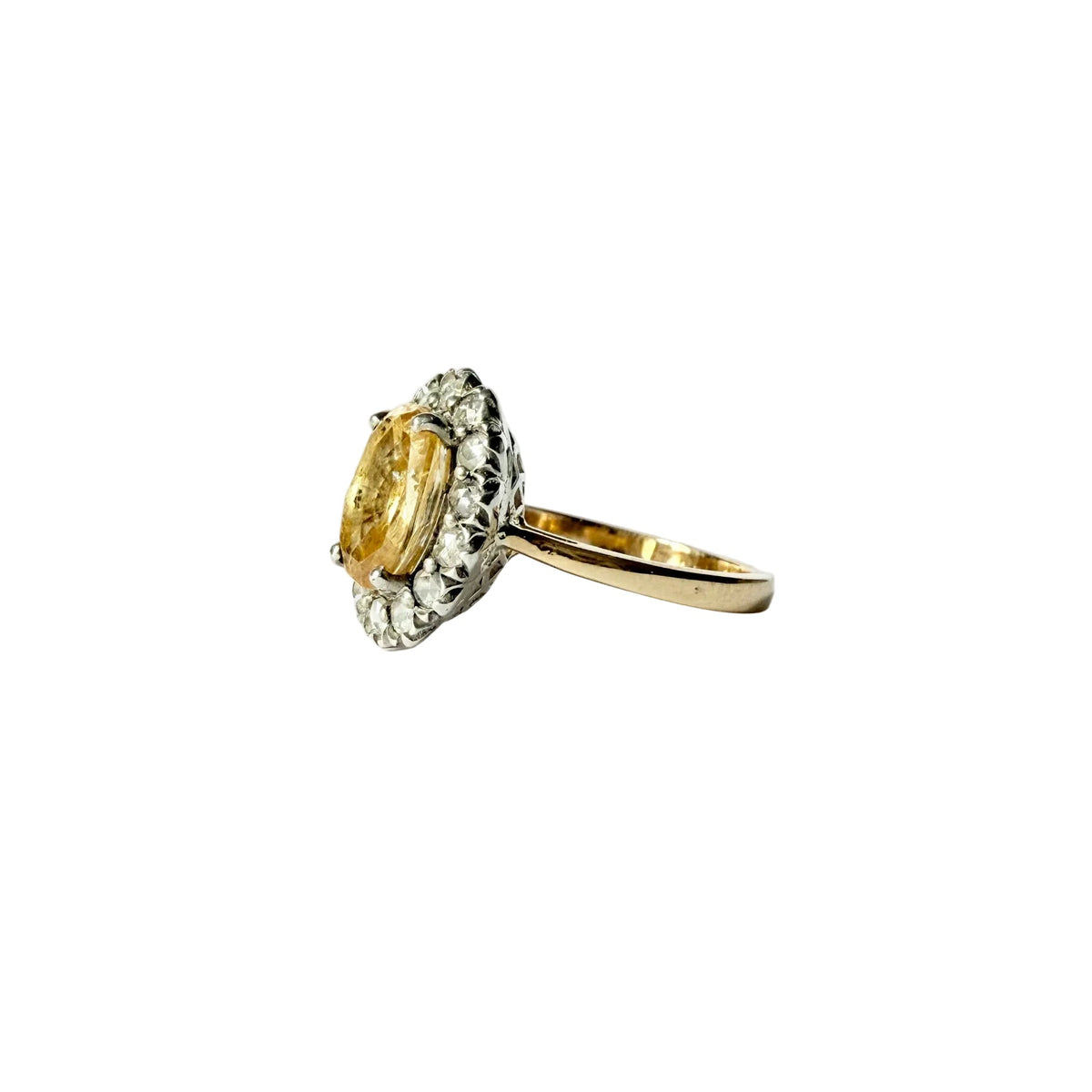 Profil d'une bague marguerite en or 18 carats avec saphir jaune