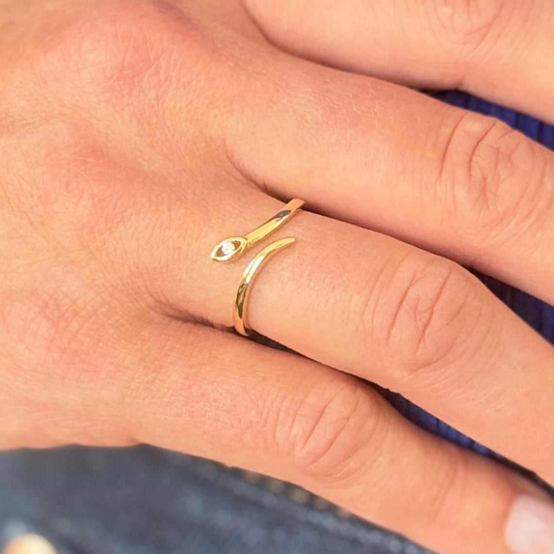 Bague serpent en or jaune 18 carats ornée d’un diamant sur la tête, bijou raffiné aux lignes simples et élégantes, parfait pour un style intemporel.
