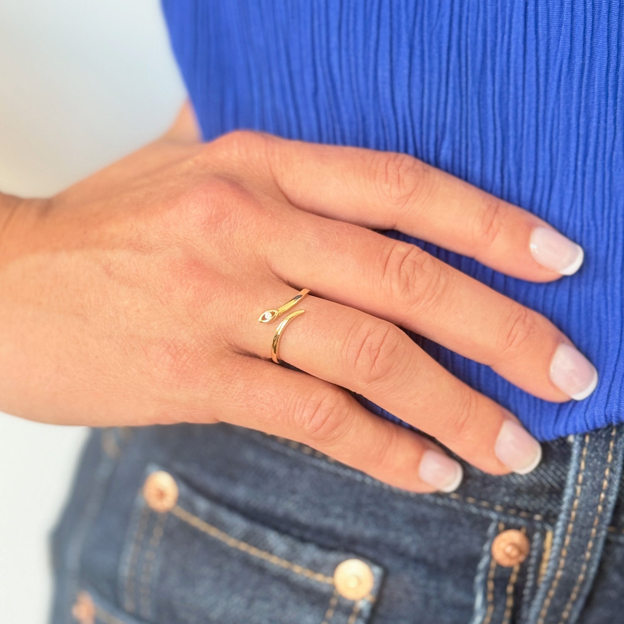 Bague serpent en or jaune 18 carats ornée d’un diamant sur la tête, bijou raffiné aux lignes simples et élégantes, parfait pour un style intemporel.