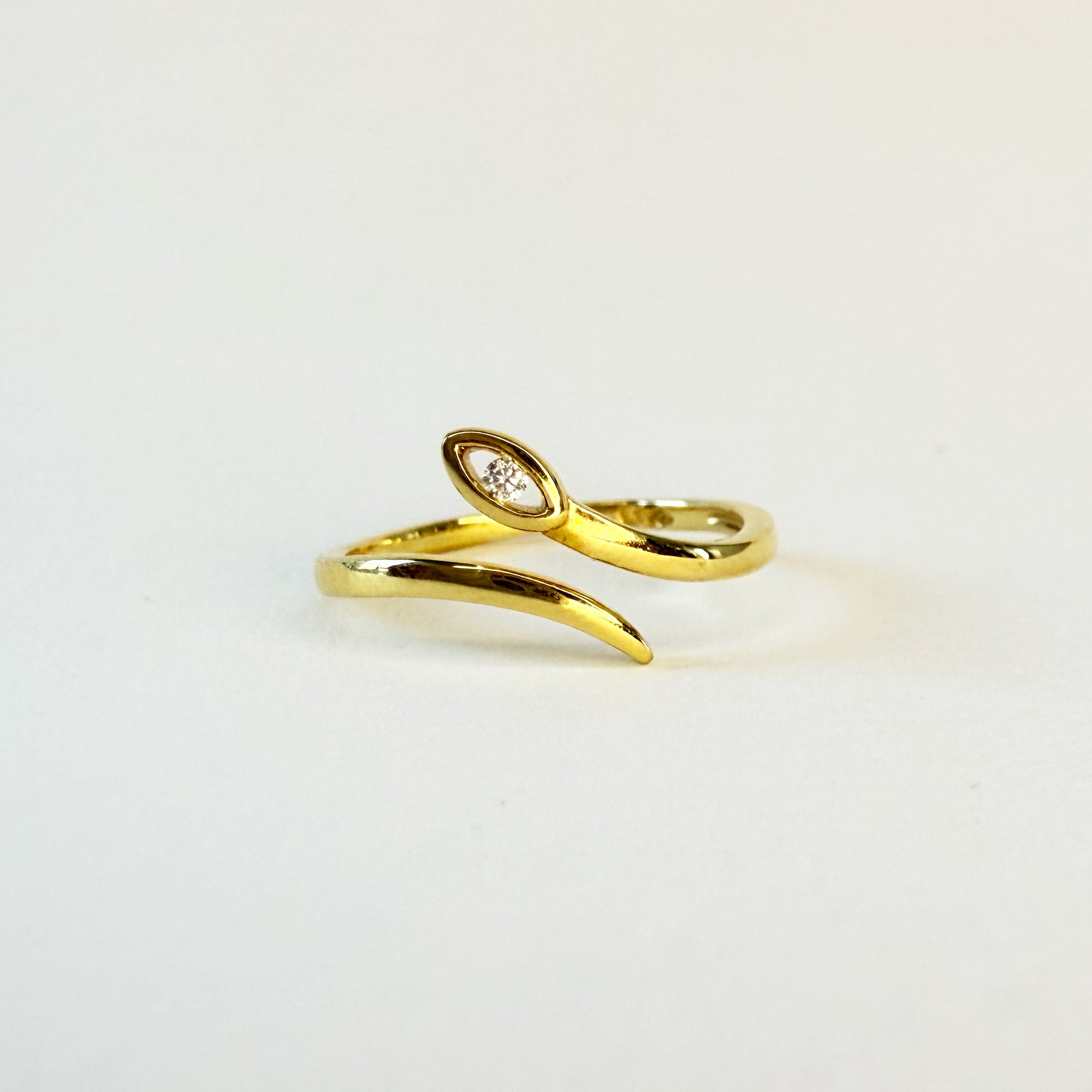 Bague en or jaune de forme serpent sertie d'un diamant