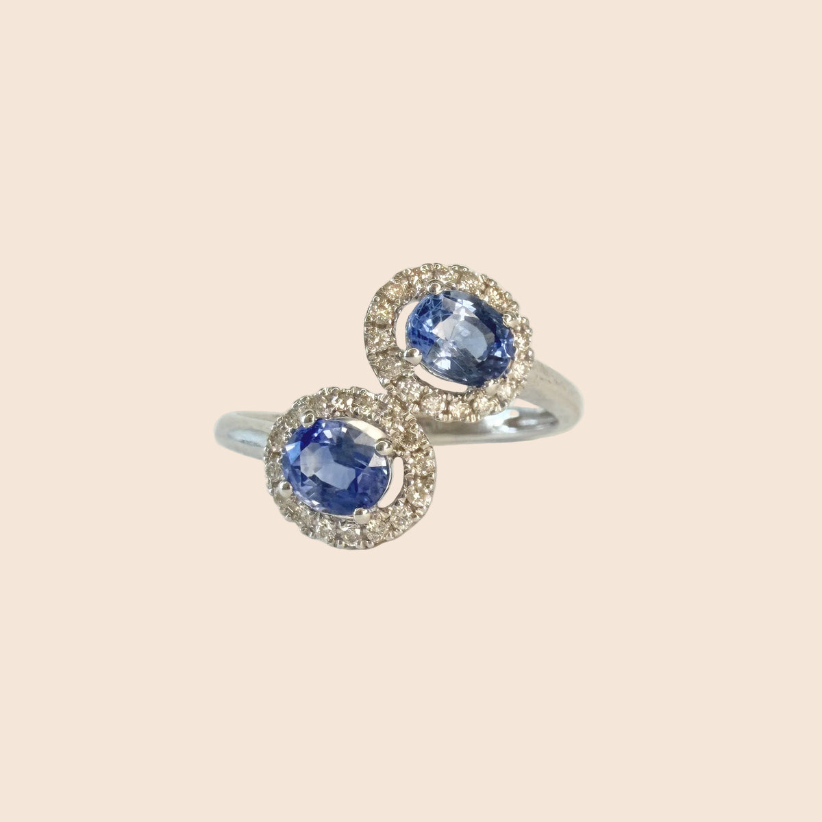 Bague Toi & Moi vintage en or gris 18 carats, sertie de deux saphirs ovales et entourée de diamants taille brillant