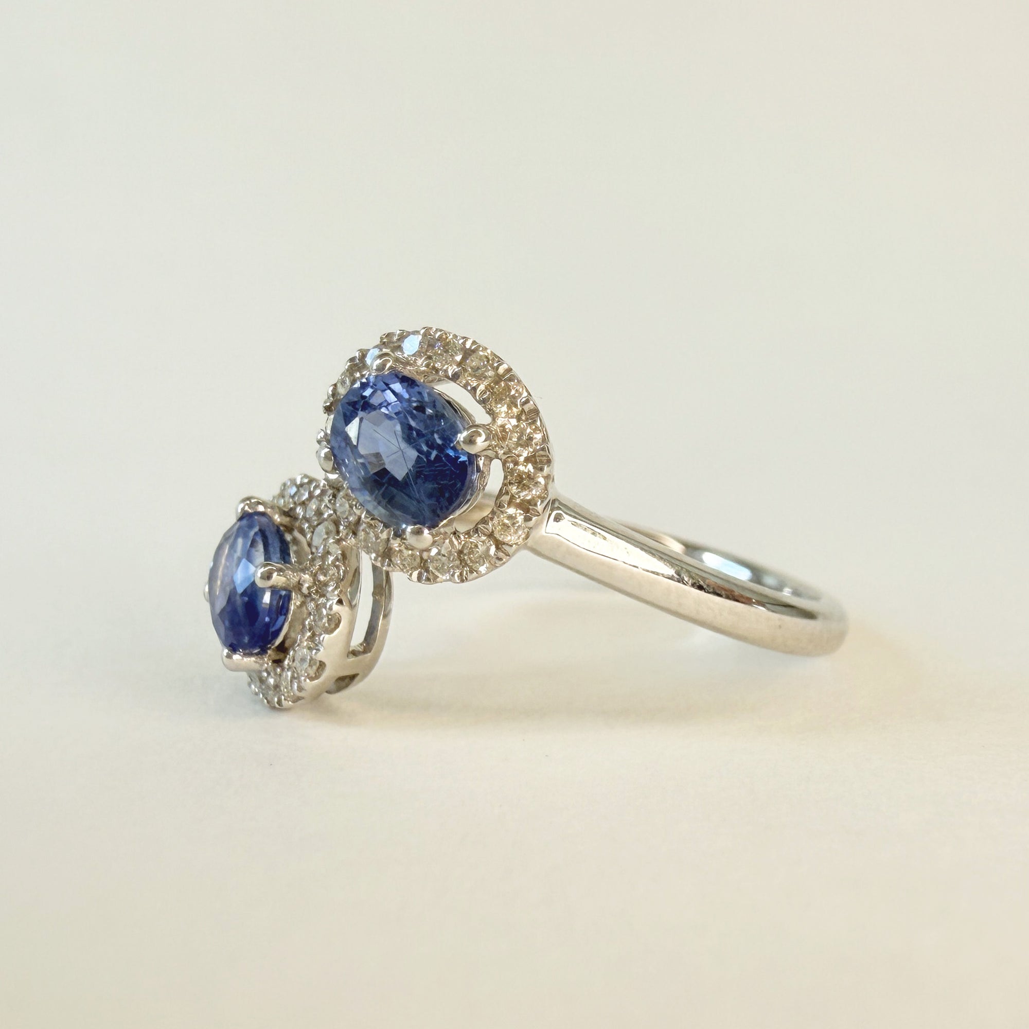 Bague Toi et Moi en or gris 18 carats ornée de deux saphirs sur griffes entourés de diamants taille brillant, bijou ancien raffiné.