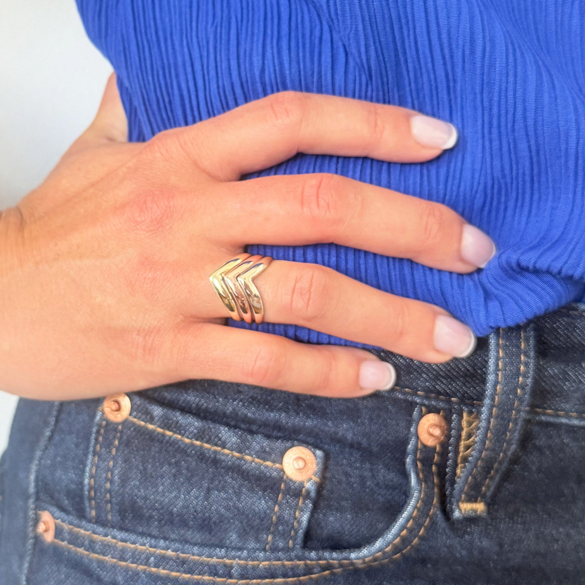 Bague jonc trois or de forme chevrons des années 80