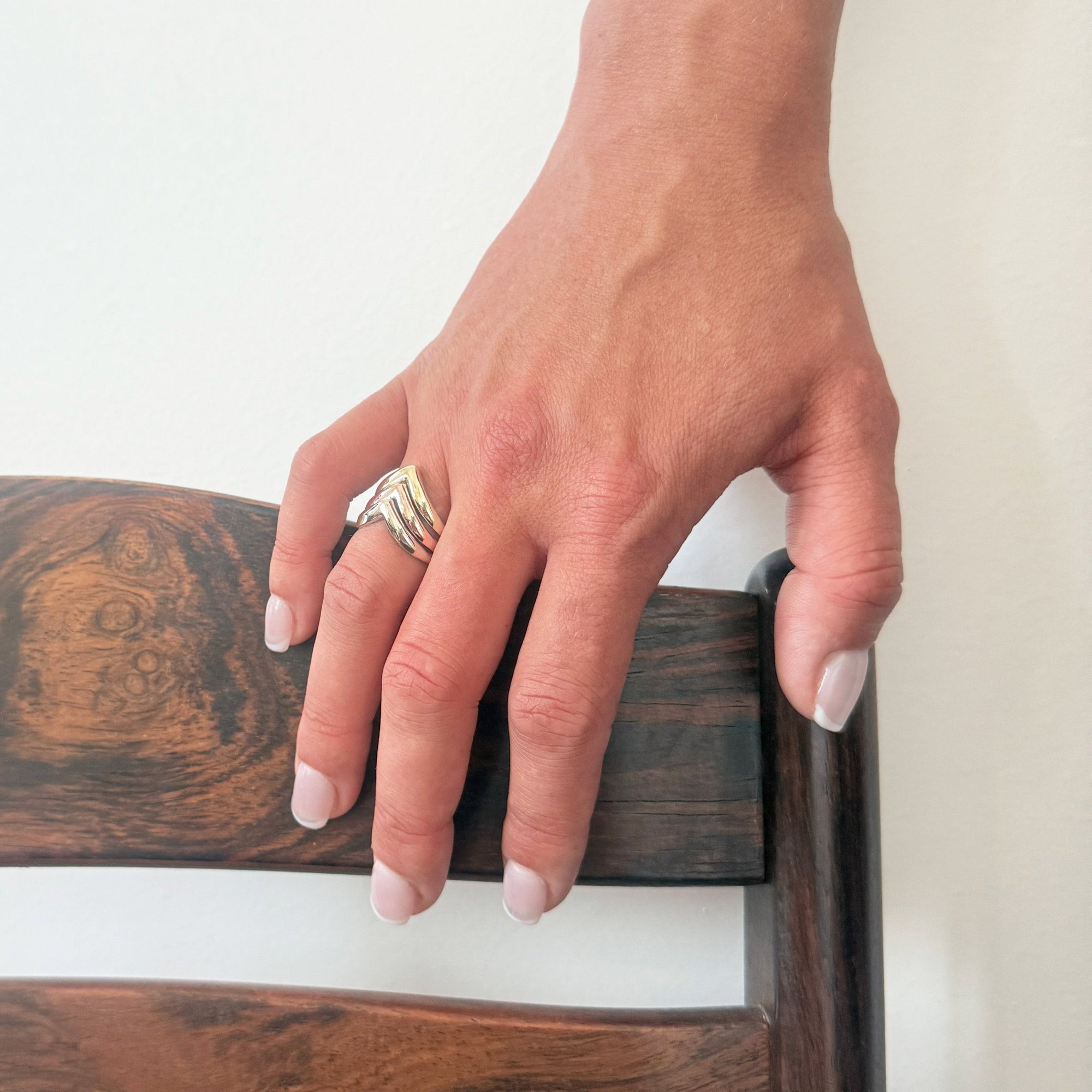 Bague jonc trois or de forme chevrons des années 80