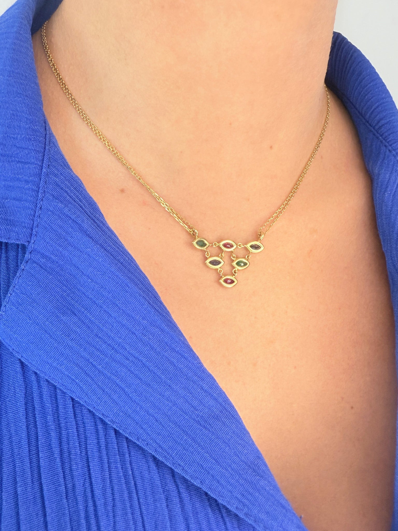 Collier à double rang en or jaune 18 carats orné d’émeraudes, de rubis et de saphirs taille navette, bijou vintage des années 1980 alliant élégance colorée et raffinement.