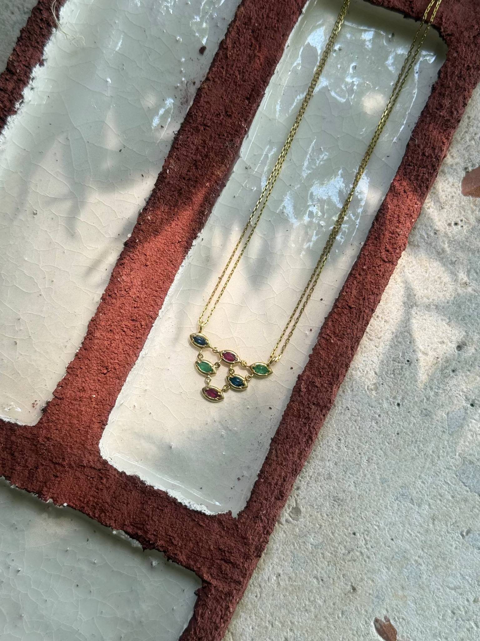 Collier à double rang en or jaune 18 carats orné d’émeraudes, de rubis et de saphirs taille navette, bijou vintage des années 1980 alliant élégance colorée et raffinement.