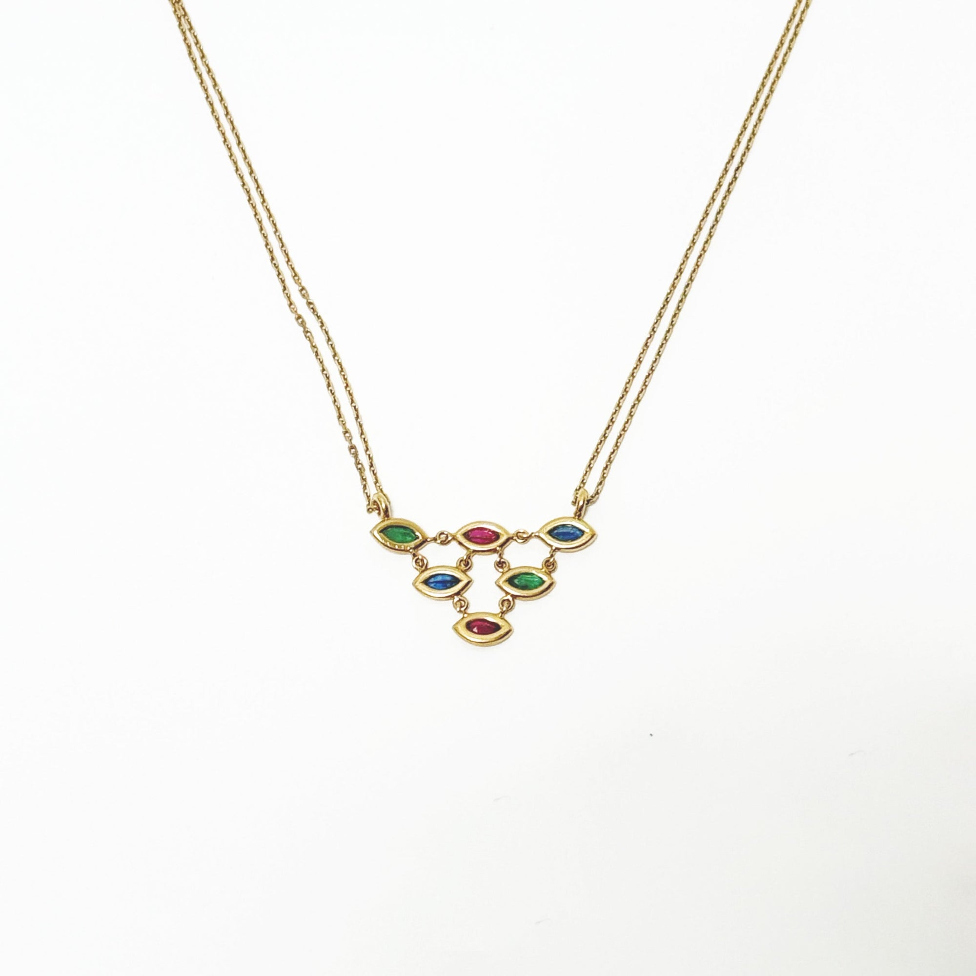 Collier à double rang en or jaune 18 carats orné d’émeraudes, de rubis et de saphirs taille navette, bijou vintage des années 1980 alliant élégance colorée et raffinement.