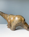 Sculpture en bronze d'un ours polaire de Pierre Chenet, style XXe siècle, illustrée avec détails réalistes et texture artistique.
