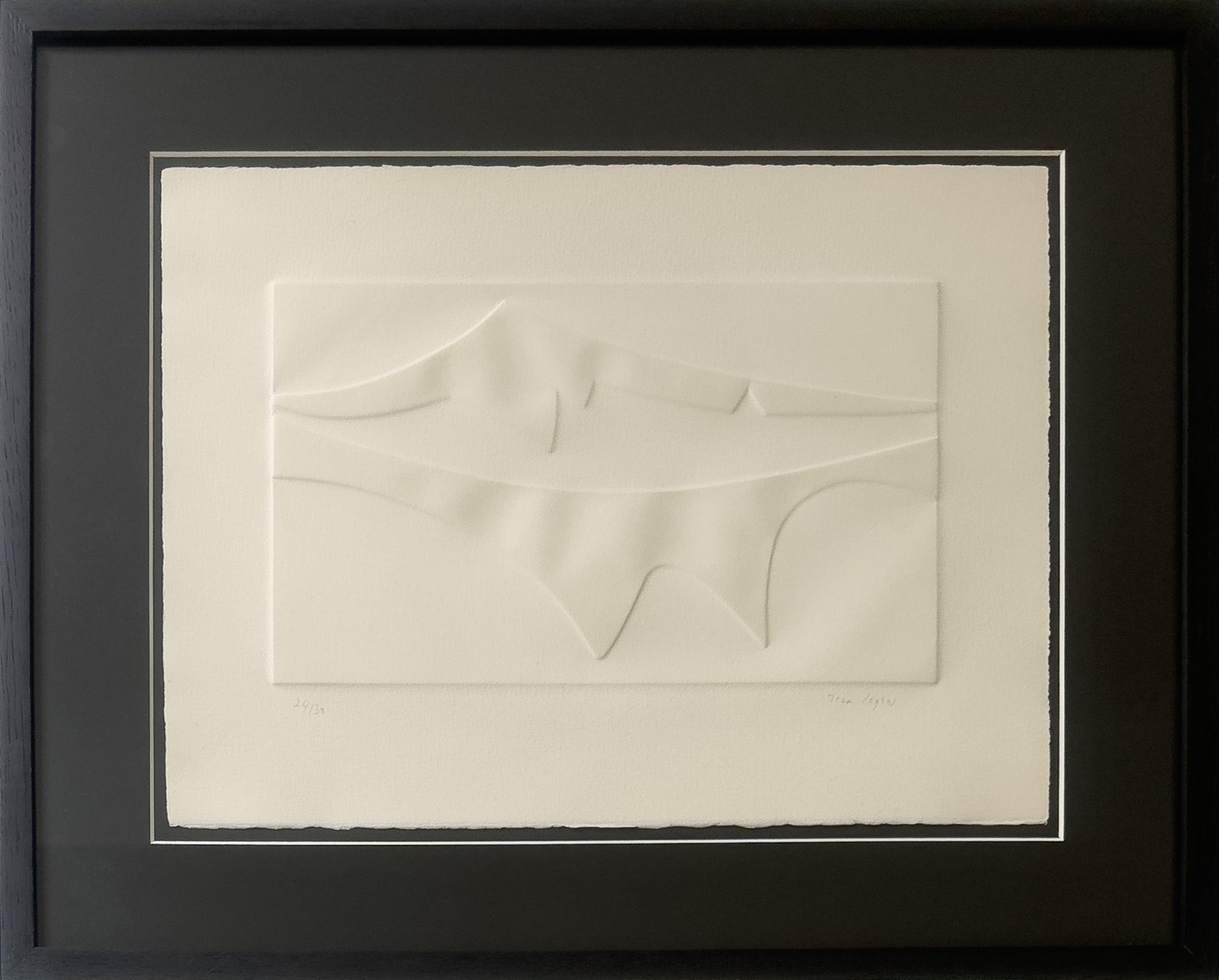 Estampage en relief sur papier d’Arches signé Jean Legros vers 1970, œuvre abstraite minimaliste de l’art concret français, composition géométrique jouant sur la lumière et le volume, idéale pour collection d’art moderne ou décoration d’intérieur.