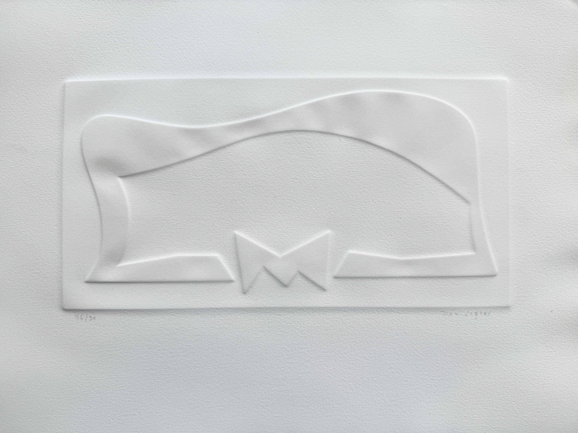 Estampage en relief sur papier d’Arches signé Jean Legros vers 1970, œuvre abstraite minimaliste de l’art concret français, composition géométrique jouant sur la lumière et le volume, idéale pour collection d’art moderne ou décoration d’intérieur.