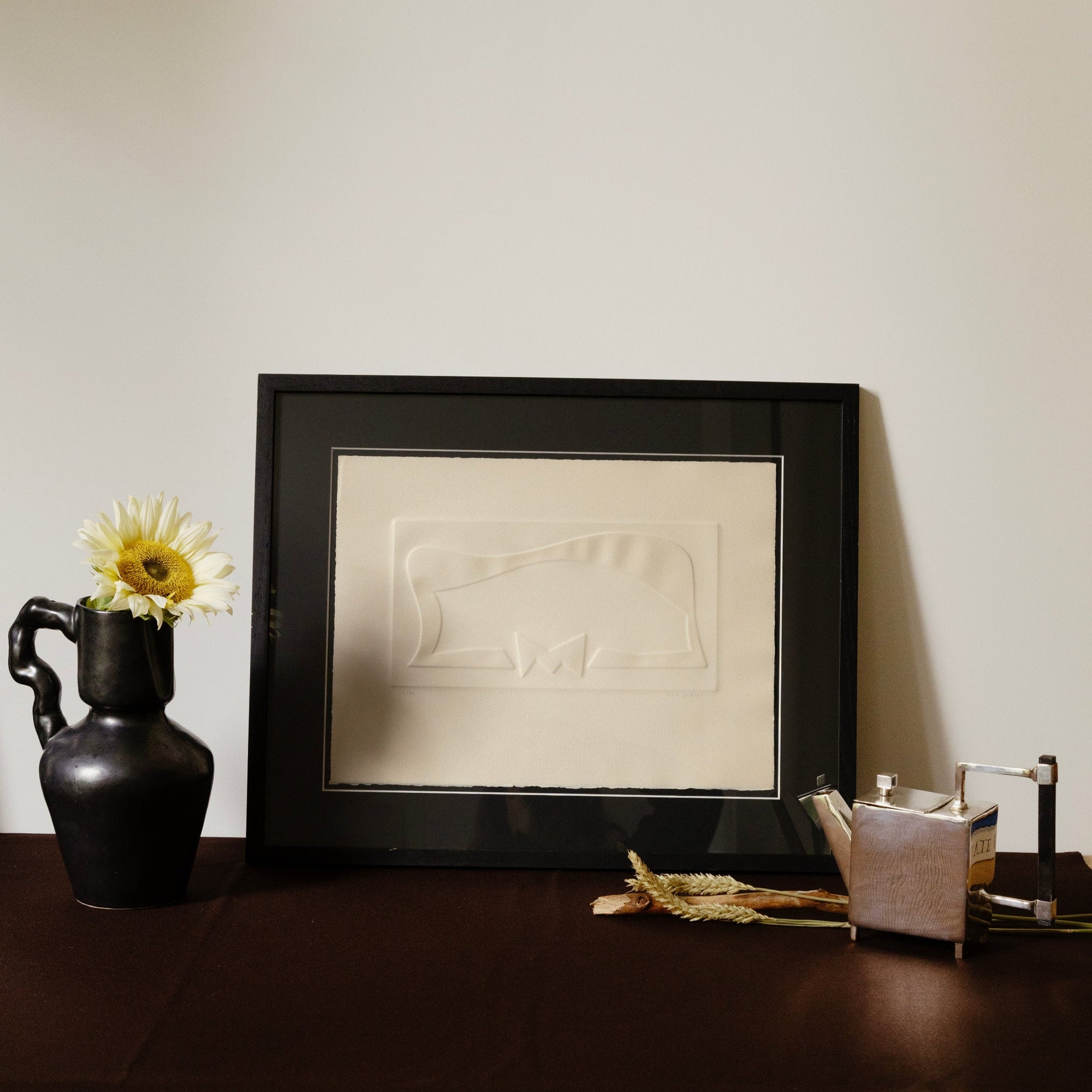 tableau de Jean Legros, estampage, accompagné d'un vase des années 1960 et une théière scandinave en argent. 