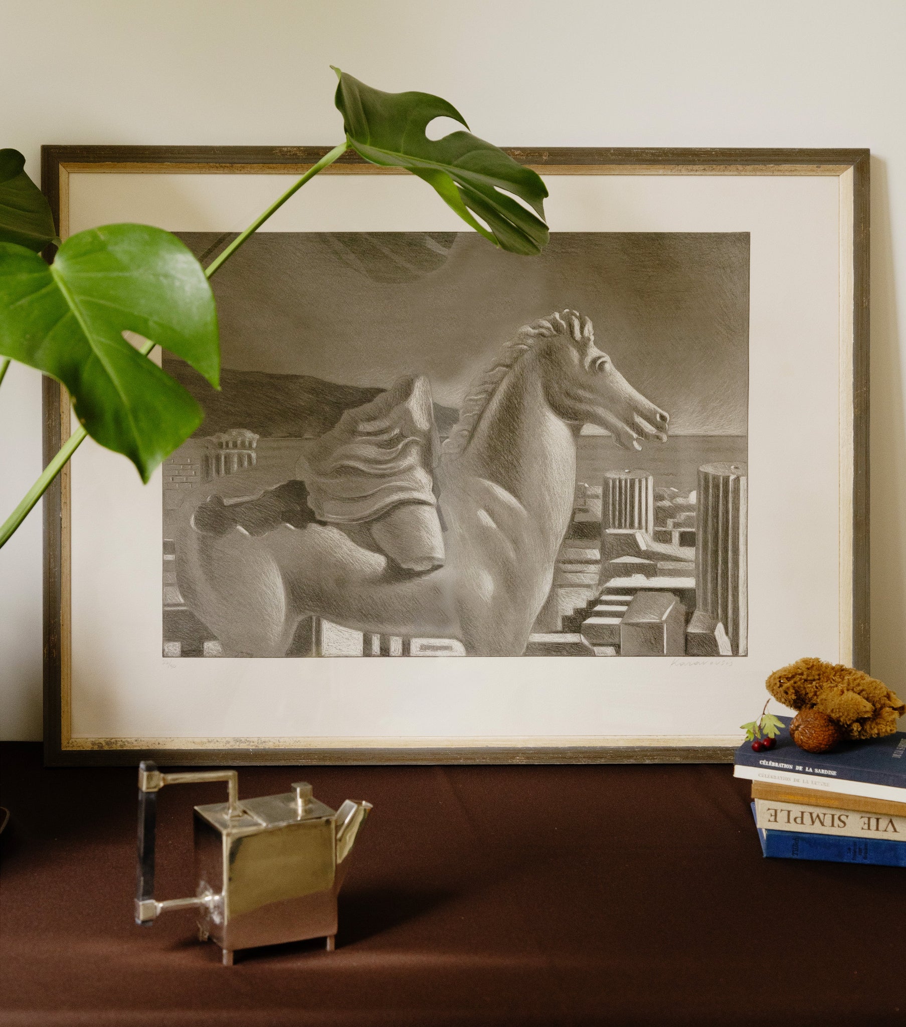 Lithographie en noir signée Sarandis Karavousis, “Cheval de Troie”, estampe du XXe siècle inspirée de l’art grec antique et du surréalisme, œuvre contemporaine encadrée pour collection ou décoration d’intérieur.