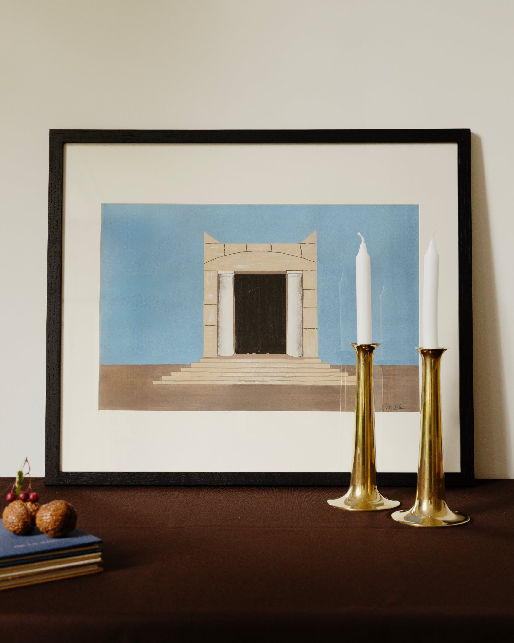 Gouache originale de Félix Labisse intitulée “Fronton de temple”, dessin de décor de théâtre du milieu du XXe siècle, œuvre surréaliste et colorée encadrée pour collection ou décoration d’intérieur.